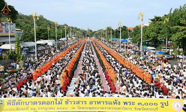 Thái Lan: Chùm ảnh dâng hoa cúng dường, gạo, thực phẩm cho chư Tăng mùa Hạ