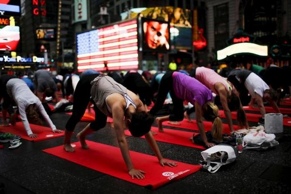 Chùm ảnh Tổng thư ký Liên Hợp Quốc tập yoga cùng ba vạn người