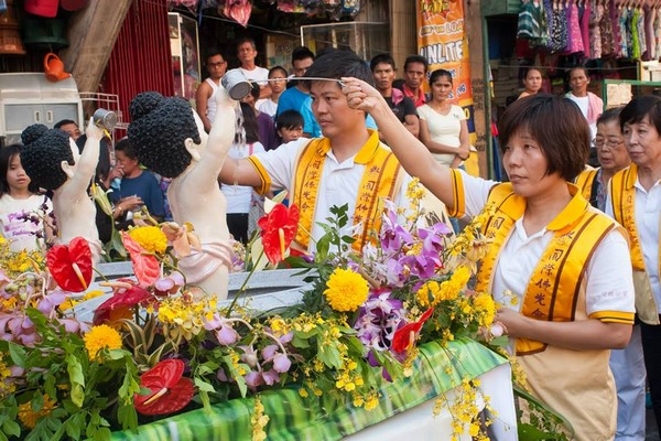 Philippines: Chùm ảnh Phật đản tổ chức xe hoa di động cho dân Phi tắm Phật chốn đô thị