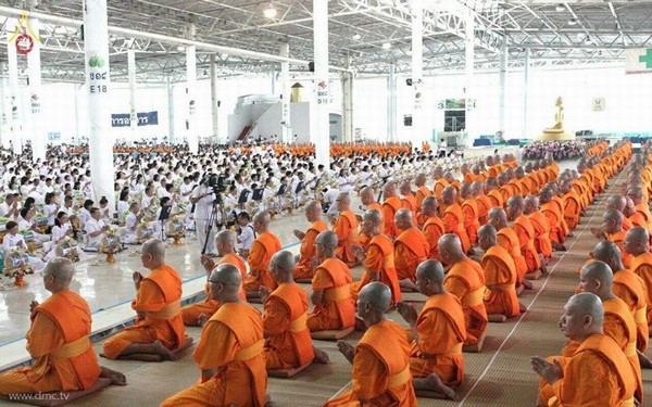 Thái Lan: Chùm ảnh lễ dâng áo mưa và đèn chiếu sáng mùa Hạ tại Dhammakaya