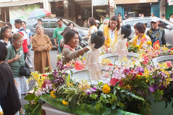 Philippines: Chùm ảnh Phật đản tổ chức xe hoa di động cho dân Phi tắm Phật chốn đô thị