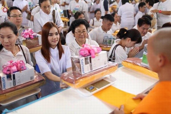 Thái Lan: Chùm ảnh lễ dâng áo mưa và đèn chiếu sáng mùa Hạ tại Dhammakaya