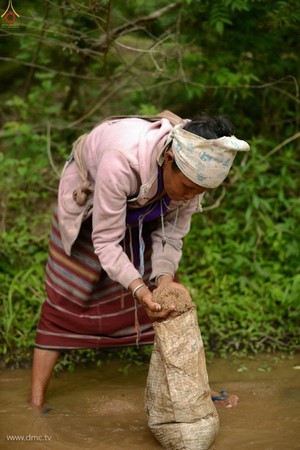 Chùm ảnh: Tăng sĩ trẻ Thái Lan khất thực kết duyên xây chùa