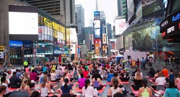 Chùm ảnh Tổng thư ký Liên Hợp Quốc tập yoga cùng ba vạn người