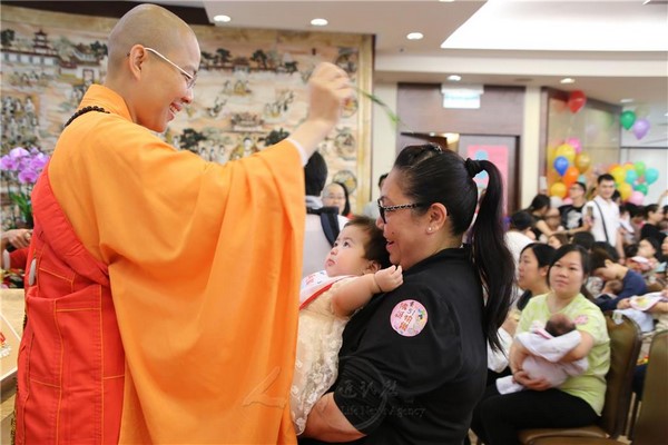 Hồng Kông: Lễ Phật đản chân dung và tấm gương gia đình hạnh phúc