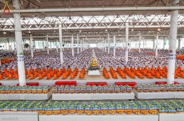 Thái Lan: Chùm ảnh lễ dâng áo mưa và đèn chiếu sáng mùa Hạ tại Dhammakaya