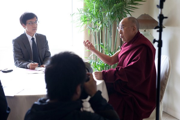 Phóng viên ký giả báo Asahi Shimbun, một trong  những tờ báo lớn của Nhật Bản phỏng vấn đức Đạt Lai Lạt Ma. Gifu, Nhật Bản. 08/04/2015. (Ảnh: Tenzin Jigme)