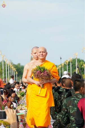 Thái Lan: Chùm ảnh dâng hoa cúng dường, gạo, thực phẩm cho chư Tăng mùa Hạ