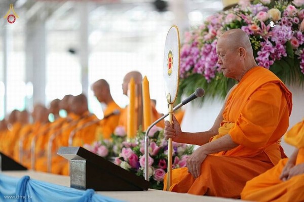 Thái Lan: Chùm ảnh lễ dâng áo mưa và đèn chiếu sáng mùa Hạ tại Dhammakaya