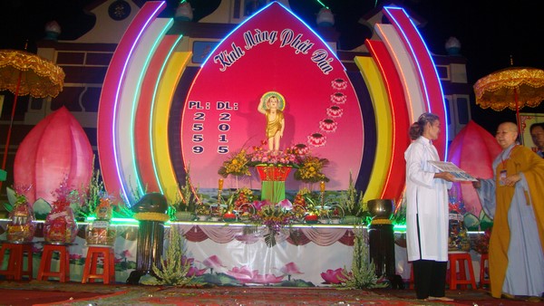 Hà Tiên: Đại lễ Phật đản tại biên cương cực nam Tổ quốc trao quà Từ thiện