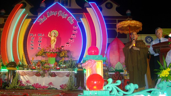 Hà Tiên: Đại lễ Phật đản tại biên cương cực nam Tổ quốc trao quà Từ thiện