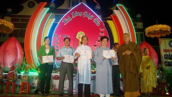 Hà Tiên: Đại lễ Phật đản tại biên cương cực nam Tổ quốc trao quà Từ thiện
