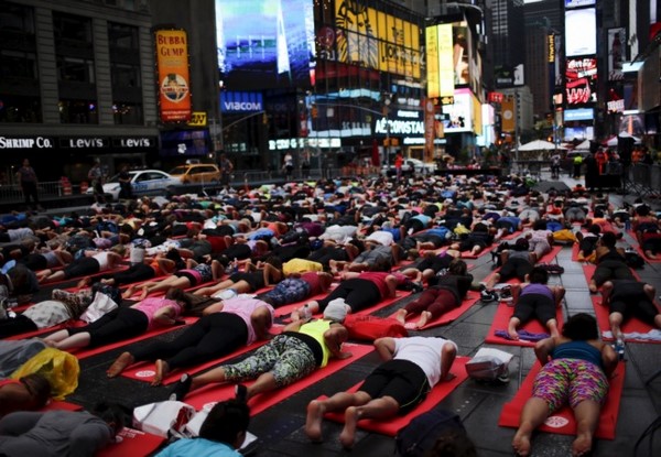 Chùm ảnh Tổng thư ký Liên Hợp Quốc tập yoga cùng ba vạn người