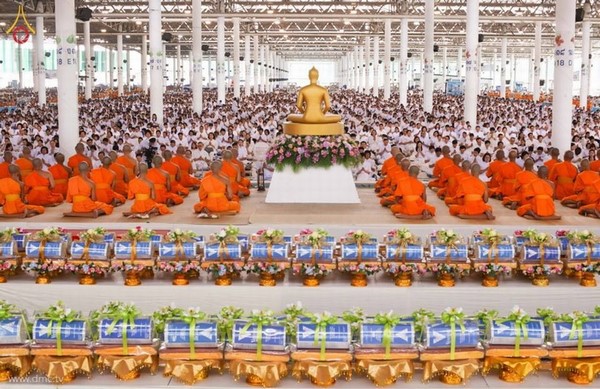 Thái Lan: Chùm ảnh lễ dâng áo mưa và đèn chiếu sáng mùa Hạ tại Dhammakaya