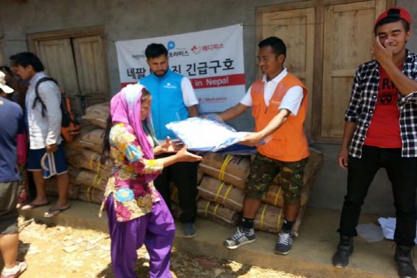 Chùm ảnh Phật giáo Hàn Quốc cứu trợ nạn động đất tại Nepal