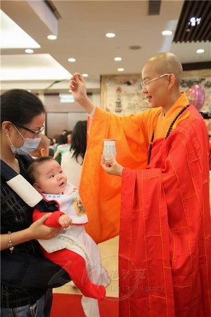 Hồng Kông: Lễ Phật đản chân dung và tấm gương gia đình hạnh phúc