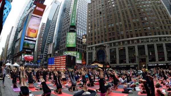 Chùm ảnh Tổng thư ký Liên Hợp Quốc tập yoga cùng ba vạn người