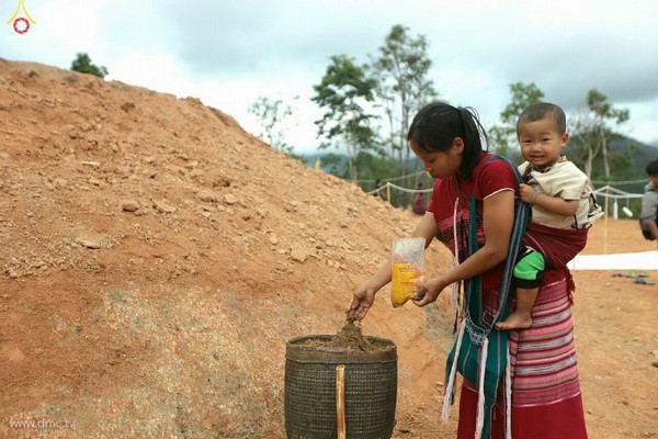 Chùm ảnh: Tăng sĩ trẻ Thái Lan khất thực kết duyên xây chùa