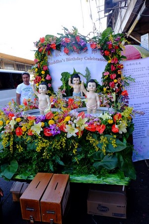 Philippines: Chùm ảnh Phật đản tổ chức xe hoa di động cho dân Phi tắm Phật chốn đô thị