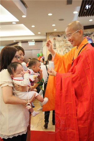 Hồng Kông: Lễ Phật đản chân dung và tấm gương gia đình hạnh phúc