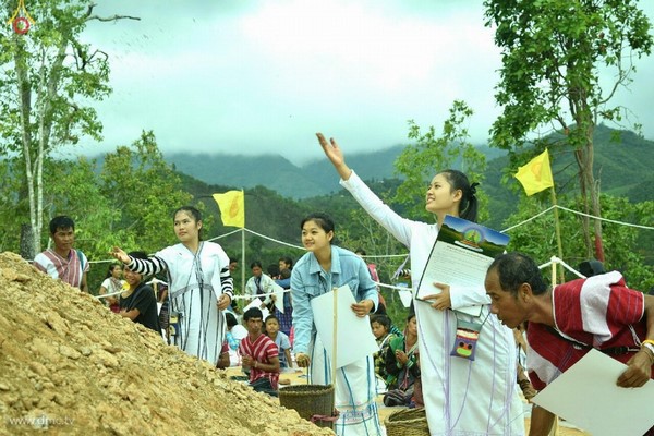 Chùm ảnh: Tăng sĩ trẻ Thái Lan khất thực kết duyên xây chùa