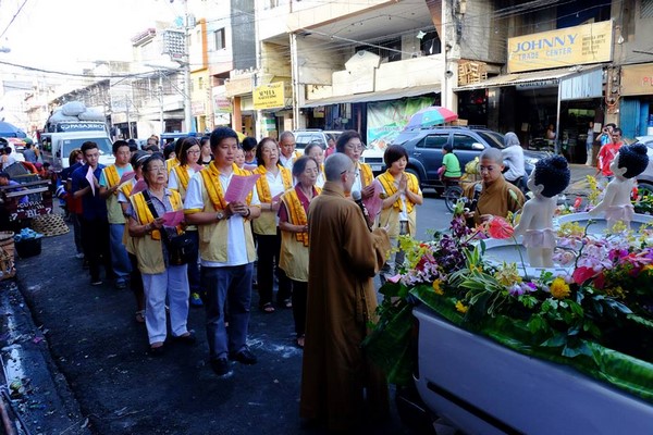 Philippines: Chùm ảnh Phật đản tổ chức xe hoa di động cho dân Phi tắm Phật chốn đô thị