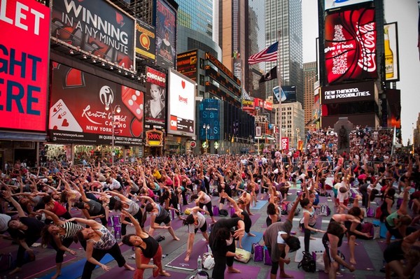 Chùm ảnh Tổng thư ký Liên Hợp Quốc tập yoga cùng ba vạn người