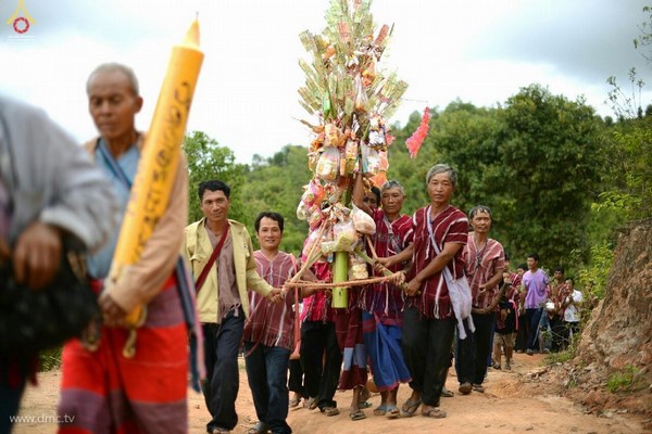 Chùm ảnh: Tăng sĩ trẻ Thái Lan khất thực kết duyên xây chùa