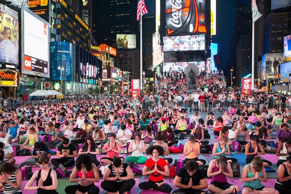 Chùm ảnh Tổng thư ký Liên Hợp Quốc tập yoga cùng ba vạn người