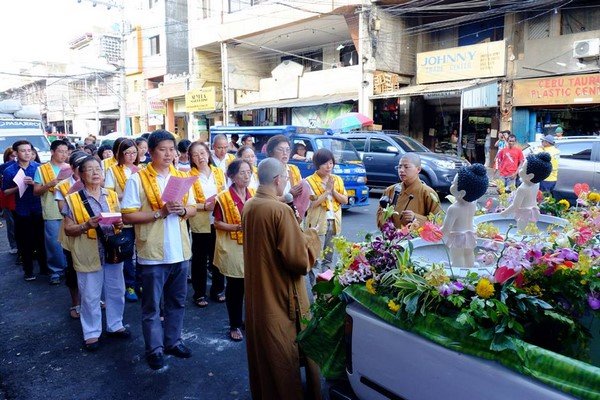 Philippines: Chùm ảnh Phật đản tổ chức xe hoa di động cho dân Phi tắm Phật chốn đô thị