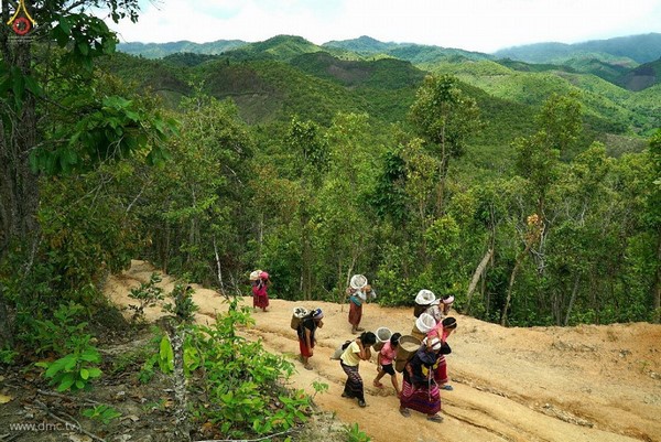 Chùm ảnh: Tăng sĩ trẻ Thái Lan khất thực kết duyên xây chùa