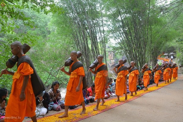 Thái Lan: Chùm ảnh Lễ cung nghinh Xá lợi và đón rước tại ngôi Cổ tự Wat Chedi Luang