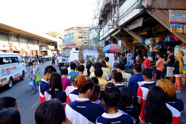 Philippines: Chùm ảnh Phật đản tổ chức xe hoa di động cho dân Phi tắm Phật chốn đô thị