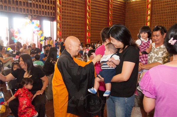 Mỹ quốc: Tây Lai Tự tổ chúc Phúc Cát tường cho hàng trăm trẻ thơ