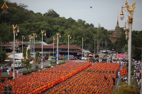 Thái Lan: Chùm ảnh dâng hoa cúng dường, gạo, thực phẩm cho chư Tăng mùa Hạ