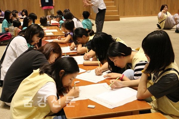 HànQuốc: 600 Thiếu niên Phật tử họa vẽ hội văn hoá Baekiljang