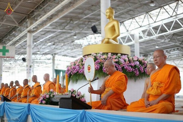 Thái Lan: Chùm ảnh lễ dâng áo mưa và đèn chiếu sáng mùa Hạ tại Dhammakaya