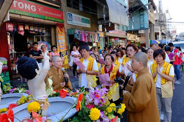 Philippines: Chùm ảnh Phật đản tổ chức xe hoa di động cho dân Phi tắm Phật chốn đô thị