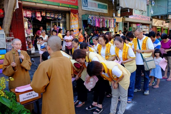 Philippines: Chùm ảnh Phật đản tổ chức xe hoa di động cho dân Phi tắm Phật chốn đô thị