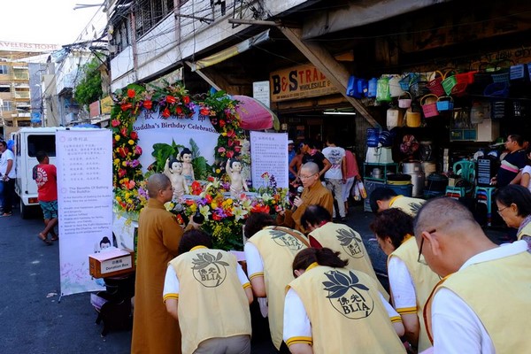 Philippines: Chùm ảnh Phật đản tổ chức xe hoa di động cho dân Phi tắm Phật chốn đô thị