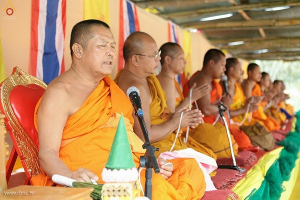 Chùm ảnh: Tăng sĩ trẻ Thái Lan khất thực kết duyên xây chùa