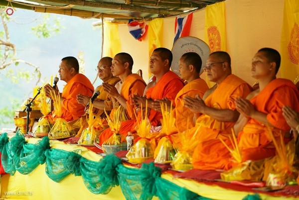 Chùm ảnh: Tăng sĩ trẻ Thái Lan khất thực kết duyên xây chùa