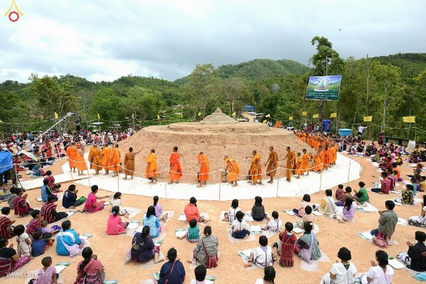 Chùm ảnh: Tăng sĩ trẻ Thái Lan khất thực kết duyên xây chùa
