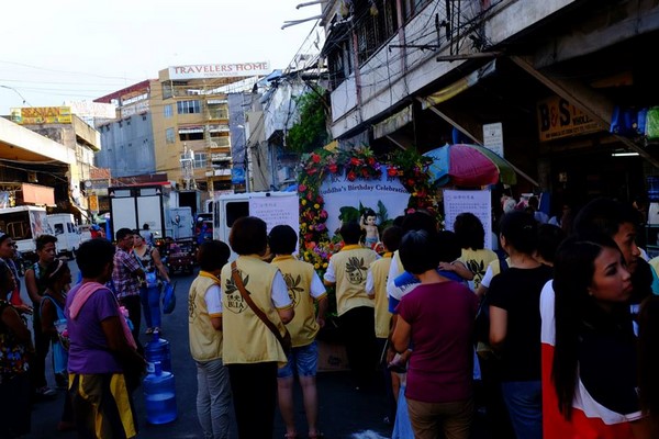 Philippines: Chùm ảnh Phật đản tổ chức xe hoa di động cho dân Phi tắm Phật chốn đô thị
