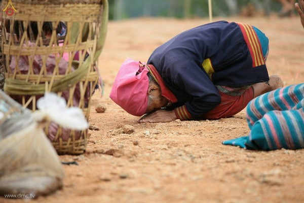 Chùm ảnh: Tăng sĩ trẻ Thái Lan khất thực kết duyên xây chùa