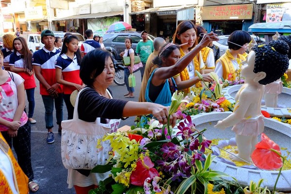 Philippines: Chùm ảnh Phật đản tổ chức xe hoa di động cho dân Phi tắm Phật chốn đô thị