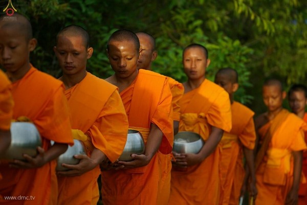Chùm ảnh: Tăng sĩ trẻ Thái Lan khất thực kết duyên xây chùa