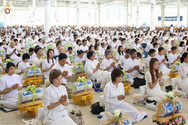 Thái Lan: Chùm ảnh lễ dâng áo mưa và đèn chiếu sáng mùa Hạ tại Dhammakaya