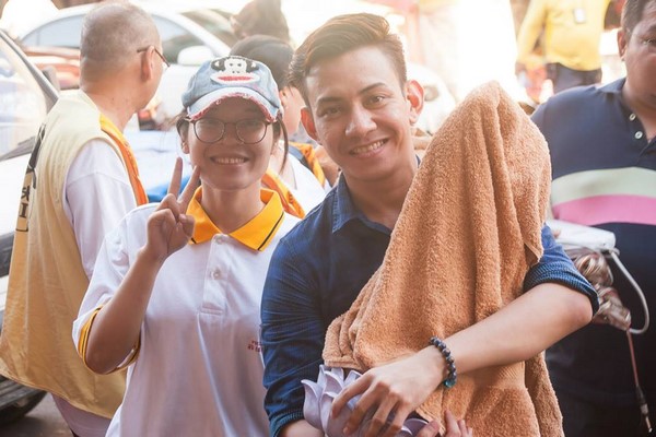 Philippines: Chùm ảnh Phật đản tổ chức xe hoa di động cho dân Phi tắm Phật chốn đô thị