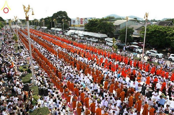 Thái Lan: Chùm ảnh dâng hoa cúng dường, gạo, thực phẩm cho chư Tăng mùa Hạ